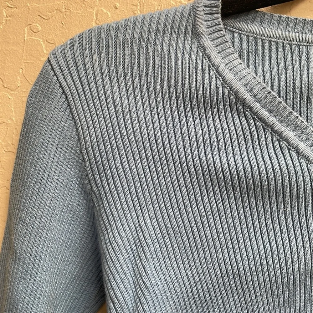 Brandy Melville Cropped Sweater - Picture 2 of 7